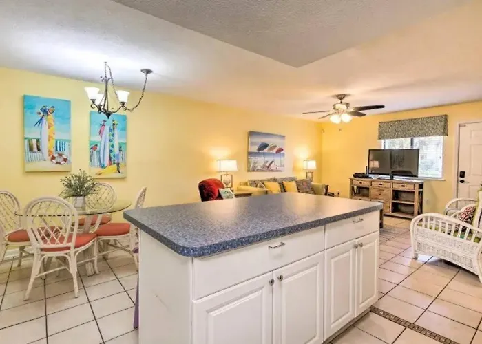 Cozy 2-Bedroom Townhouse W/ Pool And Golf Cart
