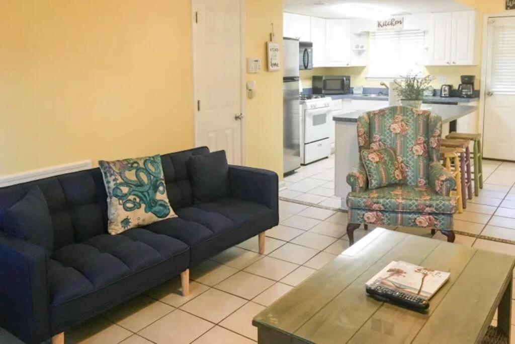 Cozy 2-bedroom Townhouse W/ Pool And Golf Cart Holiday home *