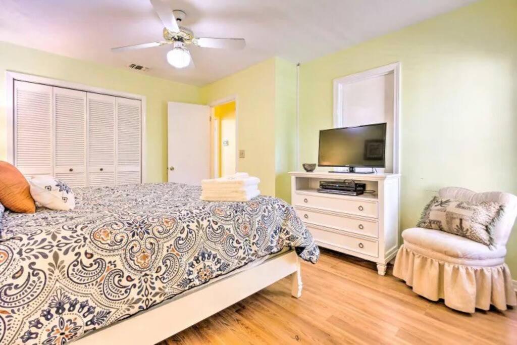 Cozy 2-bedroom Townhouse W/ Pool And Golf Cart *