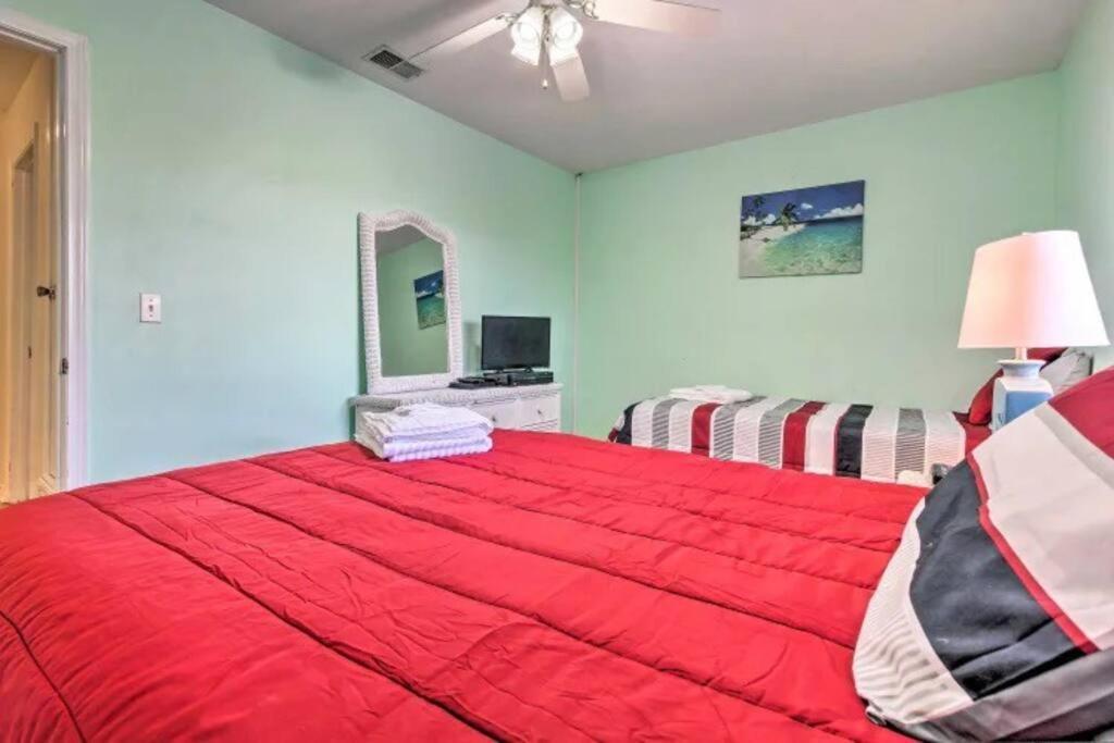 Cozy 2-bedroom Townhouse W/ Pool And Golf Cart *