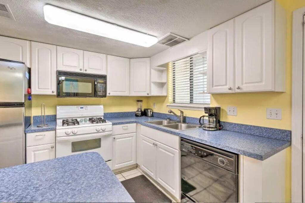 Cozy 2-bedroom Townhouse W/ Pool And Golf Cart Holiday home *